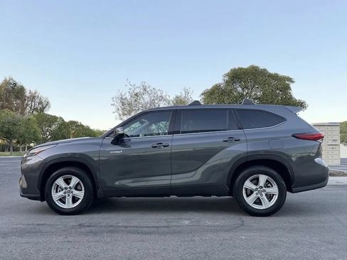 Used 2021 Toyota Highlander LE FWD image 6