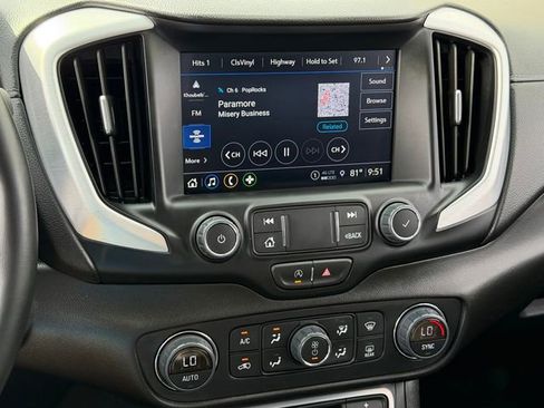 Used 2024 GMC Terrain SLT image 20