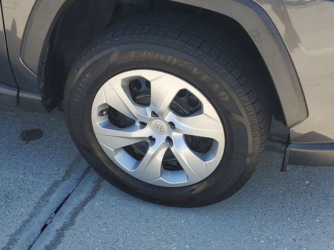 Used 2019 Toyota RAV4 LE FWD image 9