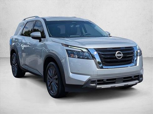 Used 2025 Nissan Pathfinder SL w/ SL Premium Package FWD image 3