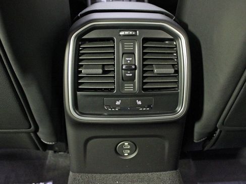 Certified 2025 Porsche Macan image 17