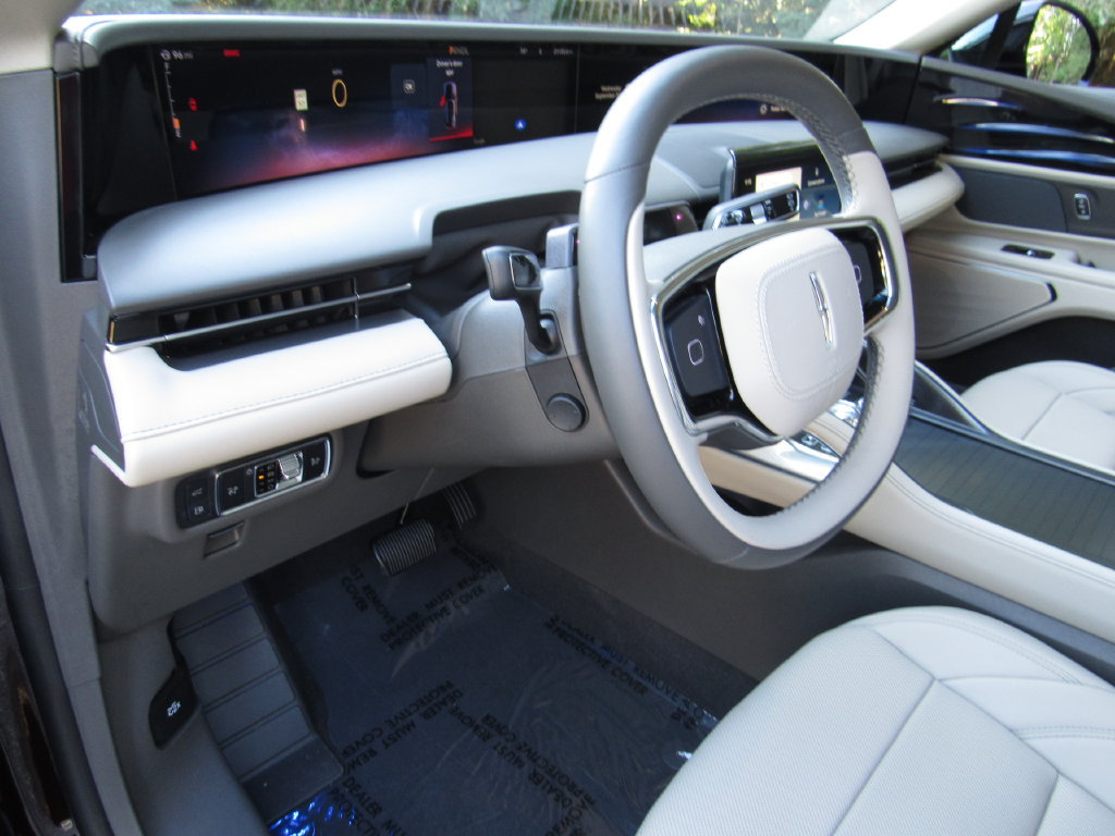 Used 2024 Lincoln Nautilus Premier AWD/4WD image 4