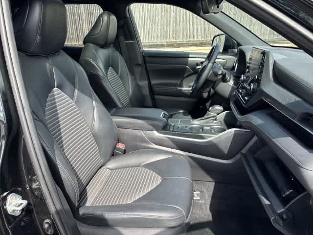 Used 2021 Toyota Highlander XSE FWD image 24