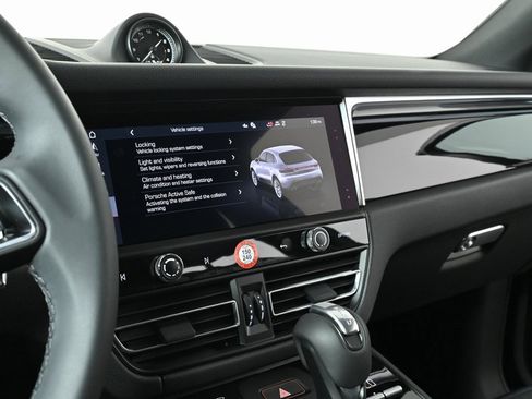 Certified 2025 Porsche Macan image 13