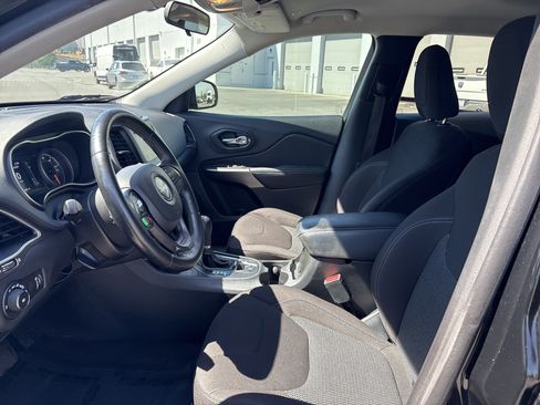 Used 2019 Jeep Cherokee Latitude w/ Cold Weather Group AWD/4WD image 17