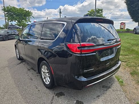 Used 2023 Chrysler Pacifica Touring-L FWD image 6
