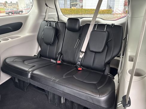 Used 2024 Chrysler Pacifica Touring-L image 11