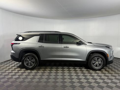 Used 2025 Chevrolet Traverse LT FWD image 5