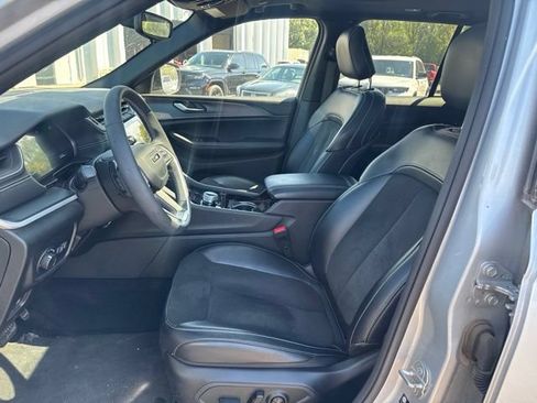 Used 2023 Jeep Grand Cherokee Altitude AWD/4WD image 13