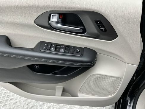 Used 2024 Chrysler Pacifica Limited FWD image 13
