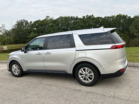 Used 2023 Kia Carnival LX FWD image 4