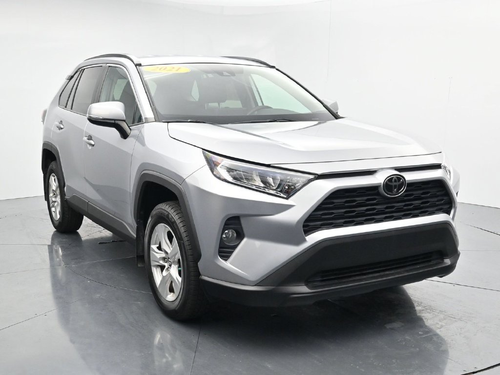Used 2021 Toyota RAV4 XLE AWD/4WD image 2