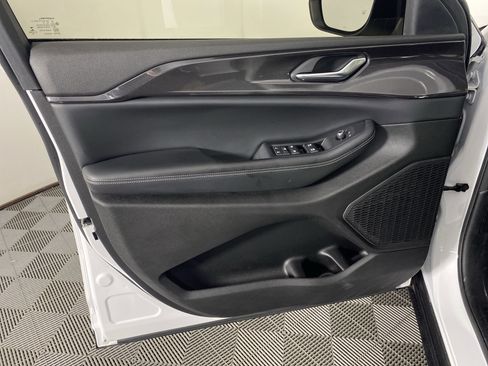 Used 2023 Jeep Grand Cherokee Laredo w/ Luxury Tech Group I image 14