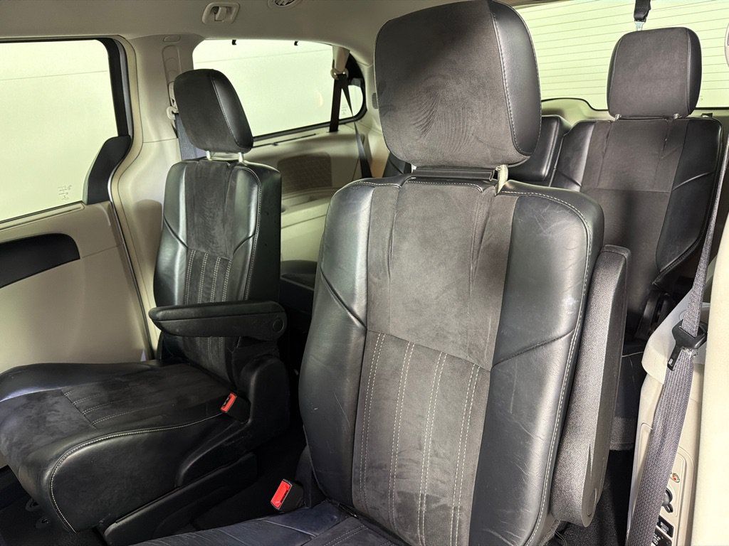 Used 2014 Chrysler Town & Country Touring-L FWD image 17