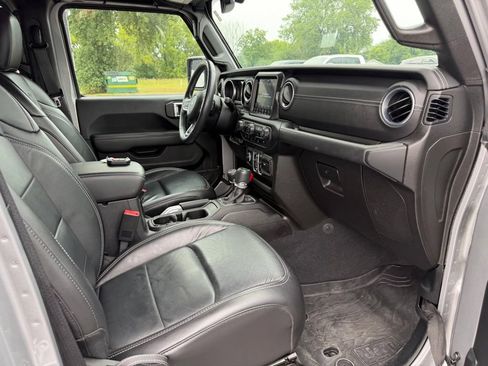 Used 2018 Jeep Wrangler Unlimited Sahara AWD/4WD image 28