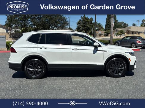Used 2023 Volkswagen Tiguan SE w/ Panoramic Sunroof Package FWD image 9