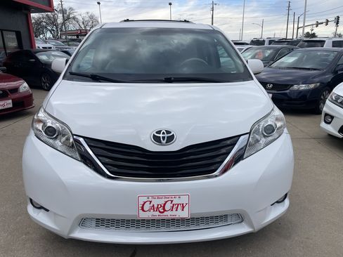 Used 2011 Toyota Sienna Limited image 2