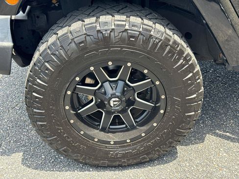 Used 2018 Jeep Wrangler Unlimited Sahara AWD/4WD image 11