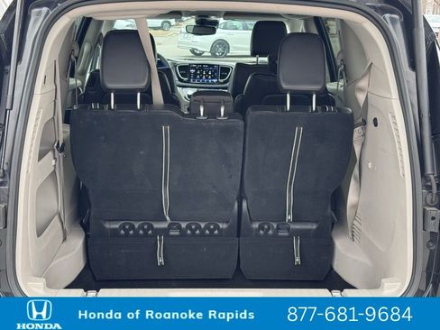 Used 2023 Chrysler Pacifica Touring-L image 37