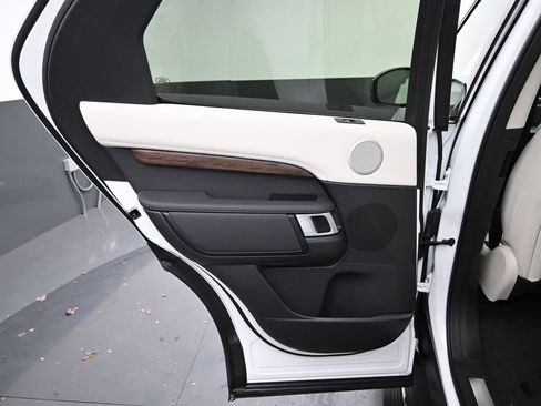 New 2025 Land Rover Discovery S AWD/4WD image 16