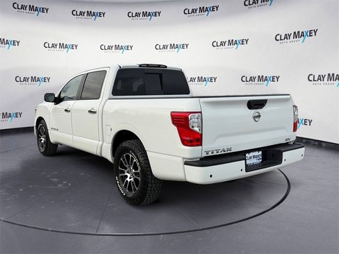 Used 2021 Nissan Titan SV image 3