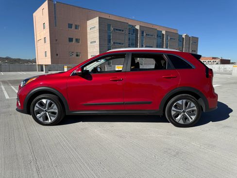 Used 2022 Kia Niro EX image 16