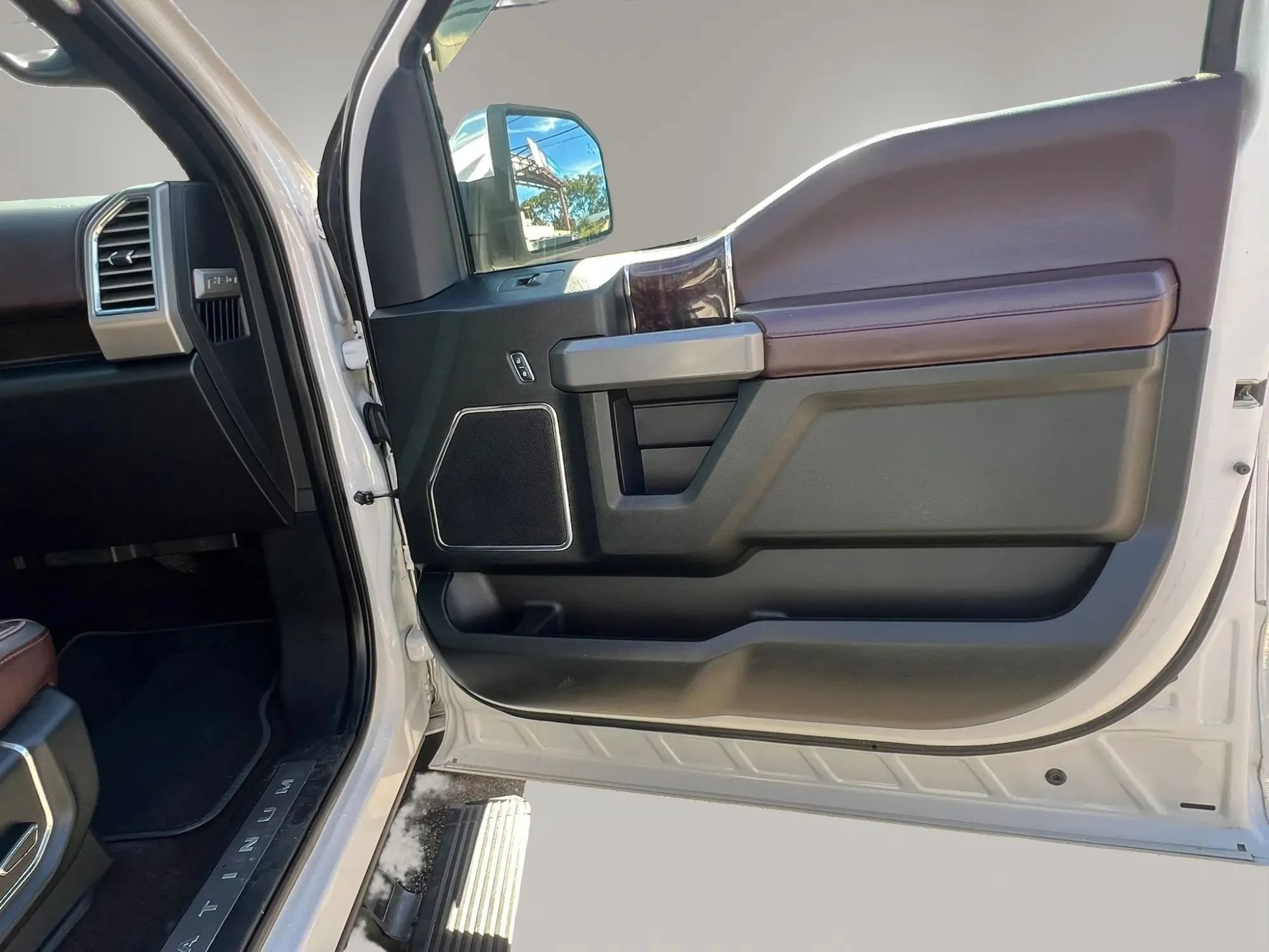 Used 2015 Ford F150 Platinum w/ Equipment Group 701A Luxury AWD/4WD image 29