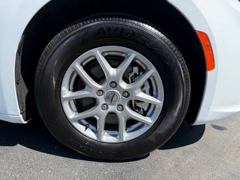 Used 2025 Chrysler Pacifica Select FWD image 40