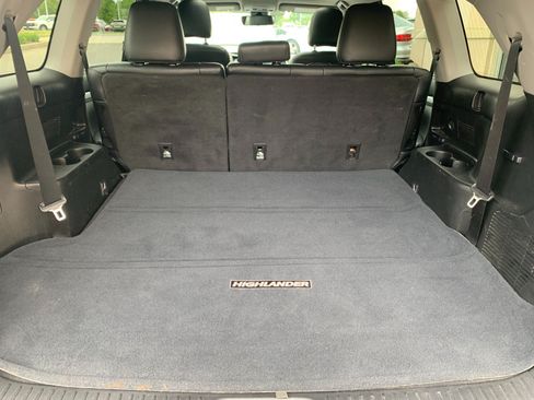 Used 2018 Toyota Highlander XLE w/ Carpet Mat Package (TMS) AWD/4WD image 11