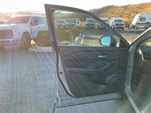 Used 2022 Nissan Rogue SL w/ SL Premium Package image 16