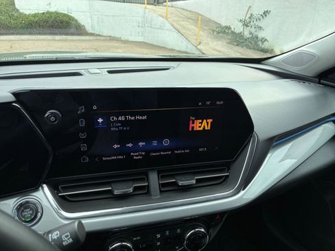 Used 2025 Chevrolet Trax LT w/ LT Convenience Package image 20