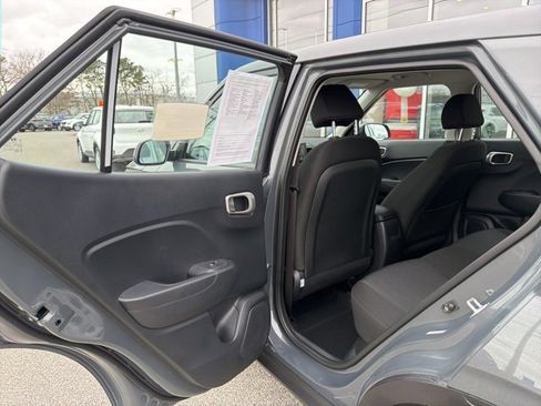Certified 2025 Hyundai Venue SE image 30