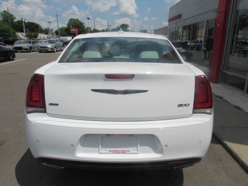 Used 2020 Chrysler 300 Touring L w/ 300 Premium Group AWD/4WD image 6