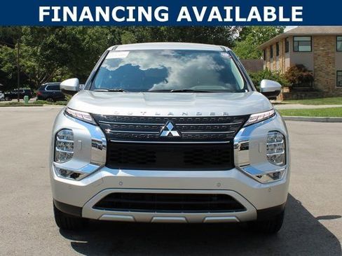 Used 2022 Mitsubishi Outlander SE image 3