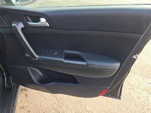 Used 2020 Kia Sportage LX image 4