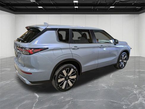 Used 2025 Mitsubishi Outlander SEL image 5