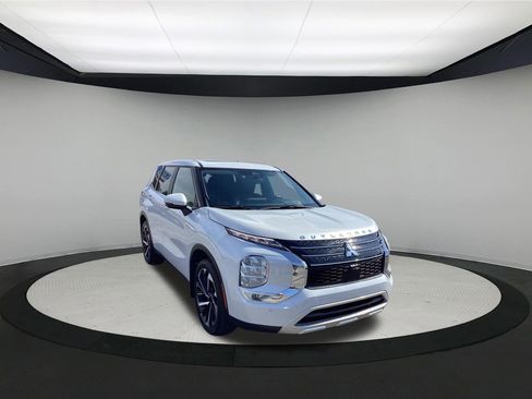Used 2024 Mitsubishi Outlander SE AWD/4WD image 2