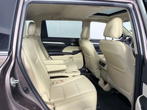 Used 2019 Toyota Highlander XLE image 26