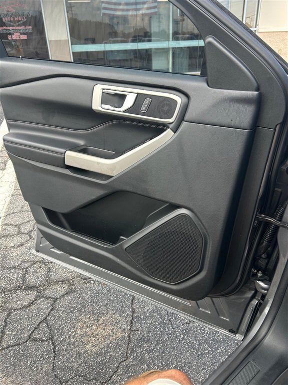 Used 2022 Ford Explorer XLT w/ Equipment Group 202A AWD/4WD image 18