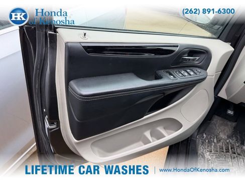 Used 2016 Dodge Grand Caravan SE image 8