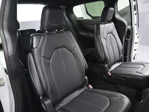 New 2025 Chrysler Voyager LX image 20