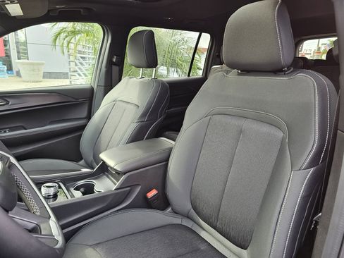 New 2025 Jeep Grand Cherokee L Laredo image 23