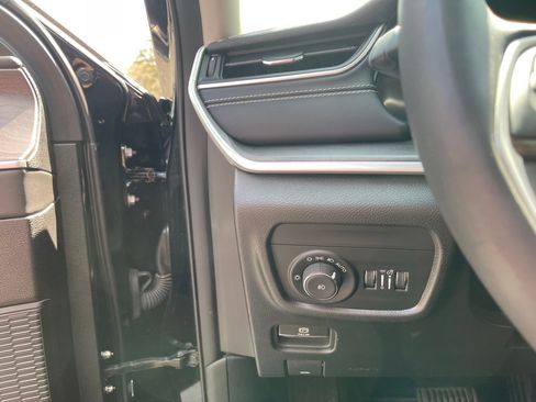 Used 2023 Jeep Grand Cherokee Limited w/ Black Appearance Package image 18