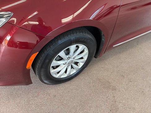 Used 2018 Chrysler Pacifica Touring-L Plus FWD image 4