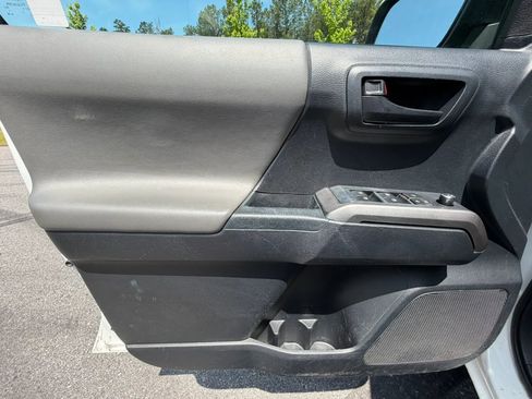 Used 2017 Toyota Tacoma SR5 w/ Tow Package RWD image 11