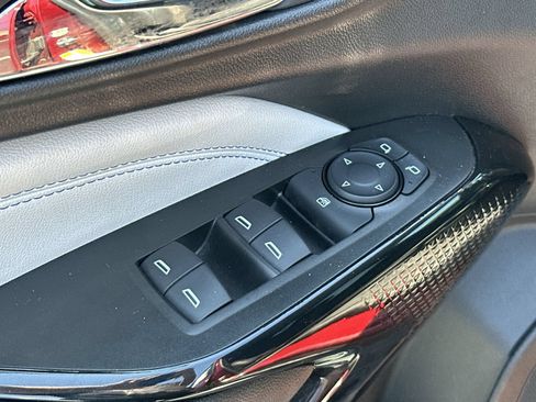 Used 2025 Chevrolet Trax LT w/ LT Convenience Package FWD image 15