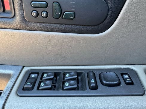 Used 2003 HUMMER H2 w/ Preferred Equipment Group image 25