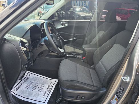 Used 2023 Kia Soul EX image 9