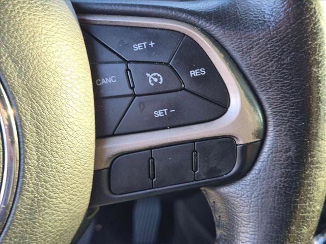 Used 2016 Jeep Renegade Latitude FWD image 14