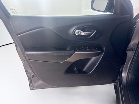Used 2019 Jeep Cherokee Latitude Plus w/ Cold Weather Group AWD/4WD image 11